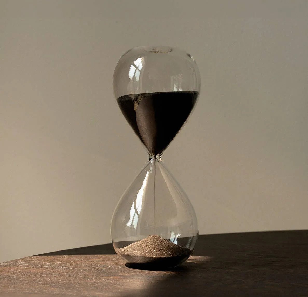 Gry Mattr by Joe Mimran · 30 min Desktop Hourglass · Jet | socius design in Rochester, MN